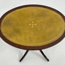 Ovalus raudonmedžio staliukas odiniu stalviršiumi 37x50x51 cm