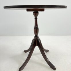 Ovalus raudonmedžio staliukas odiniu stalviršiumi 37x50x51 cm