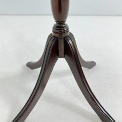 Ovalus raudonmedžio staliukas odiniu stalviršiumi 37x50x51 cm