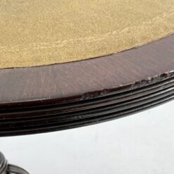 Ovalus raudonmedžio staliukas odiniu stalviršiumi 37x50x51 cm