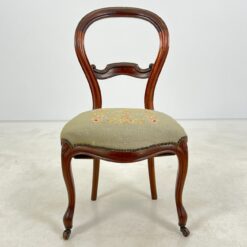 Raudonmedžio kėdė su ratukais ant priekinių kojų 56x50x91 cm, 48 cm