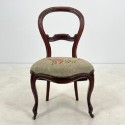 Raudonmedžio kėdė su ratukais ant priekinių kojų 54x50x91,5 cm, 46 cm