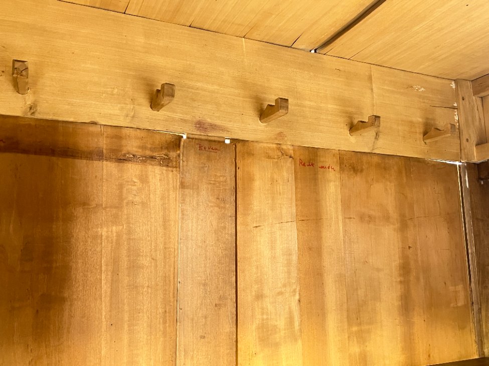 DP0065-spintos-7 Medinė dviejų durų ir dviejų stalčių spinta 70x180x225 cm