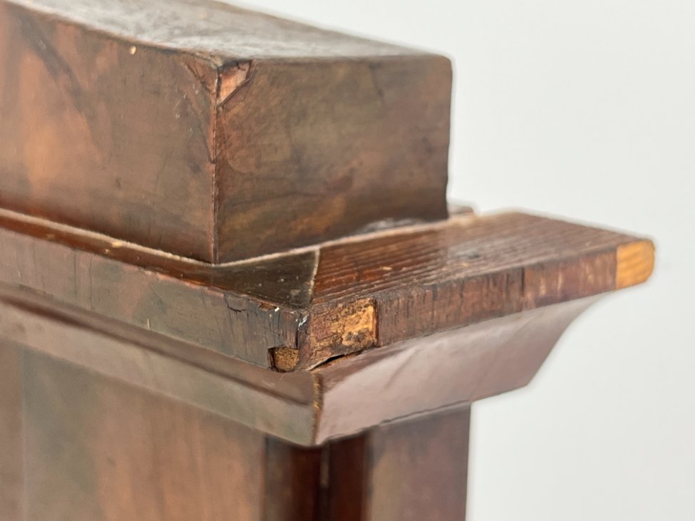 E0975-veidrodziai-16 Veidrodis senoviniame raudonmedžio rėme 9x70x143 cm