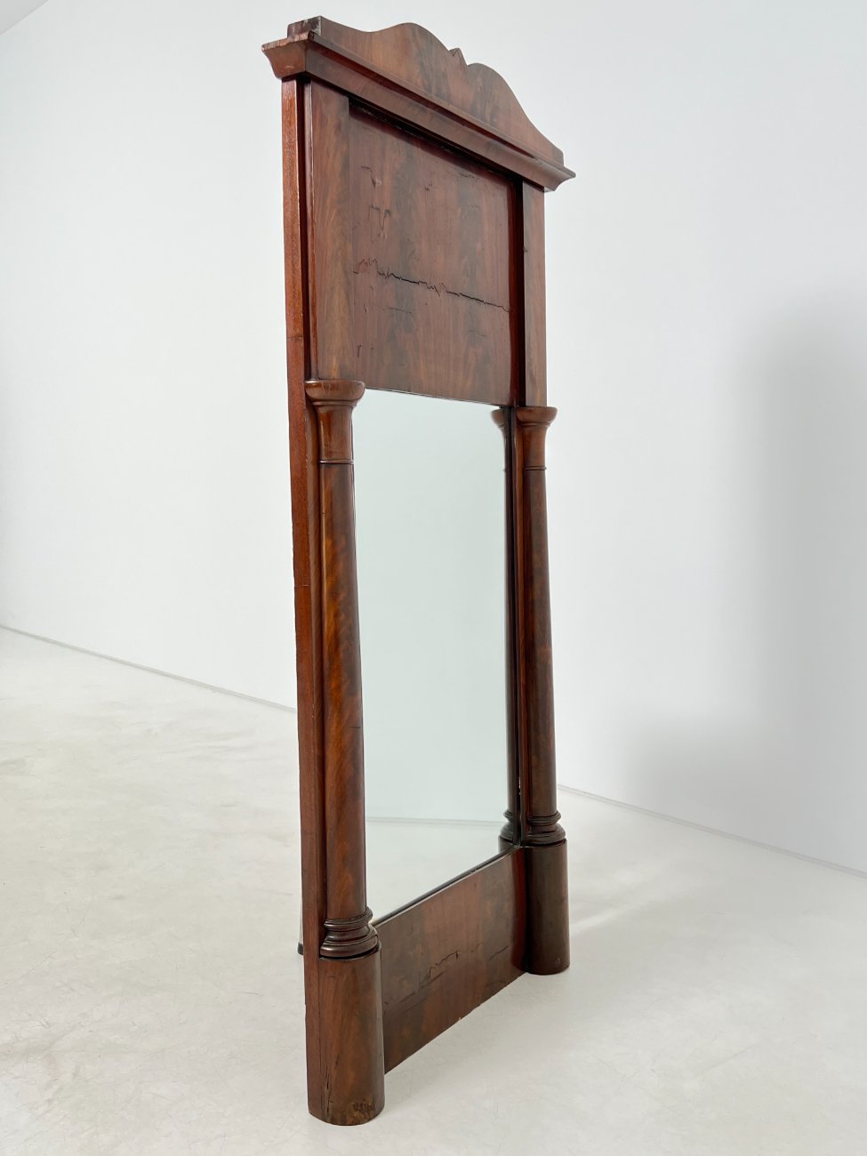 E0975-veidrodziai-4 Veidrodis senoviniame raudonmedžio rėme 9x70x143 cm