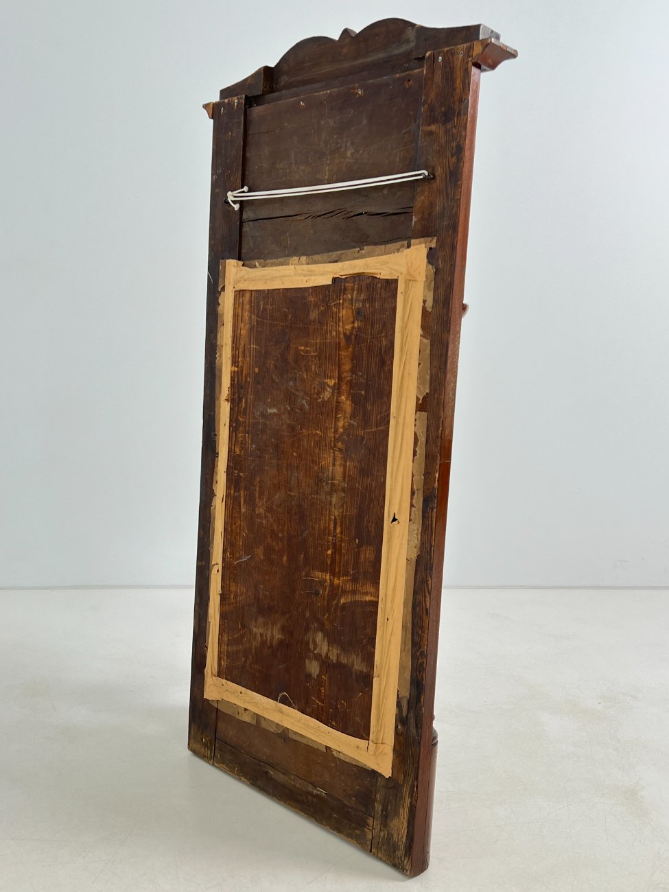 E0975-veidrodziai-9 Veidrodis senoviniame raudonmedžio rėme 9x70x143 cm