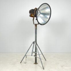 Pastatomas šviestuvas – prožektorius su trikoju stovu 84x100x194 cm