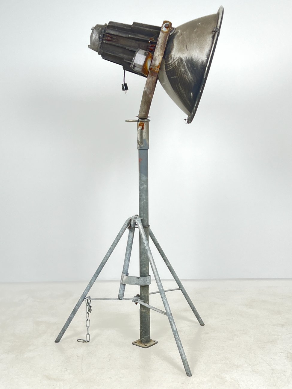 GG0012-pastatomi-sviestuvai-3 Pastatomas šviestuvas – prožektorius su trikoju stovu 84x100x194 cm