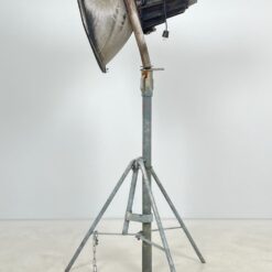 Pastatomas šviestuvas – prožektorius su trikoju stovu 84x100x194 cm