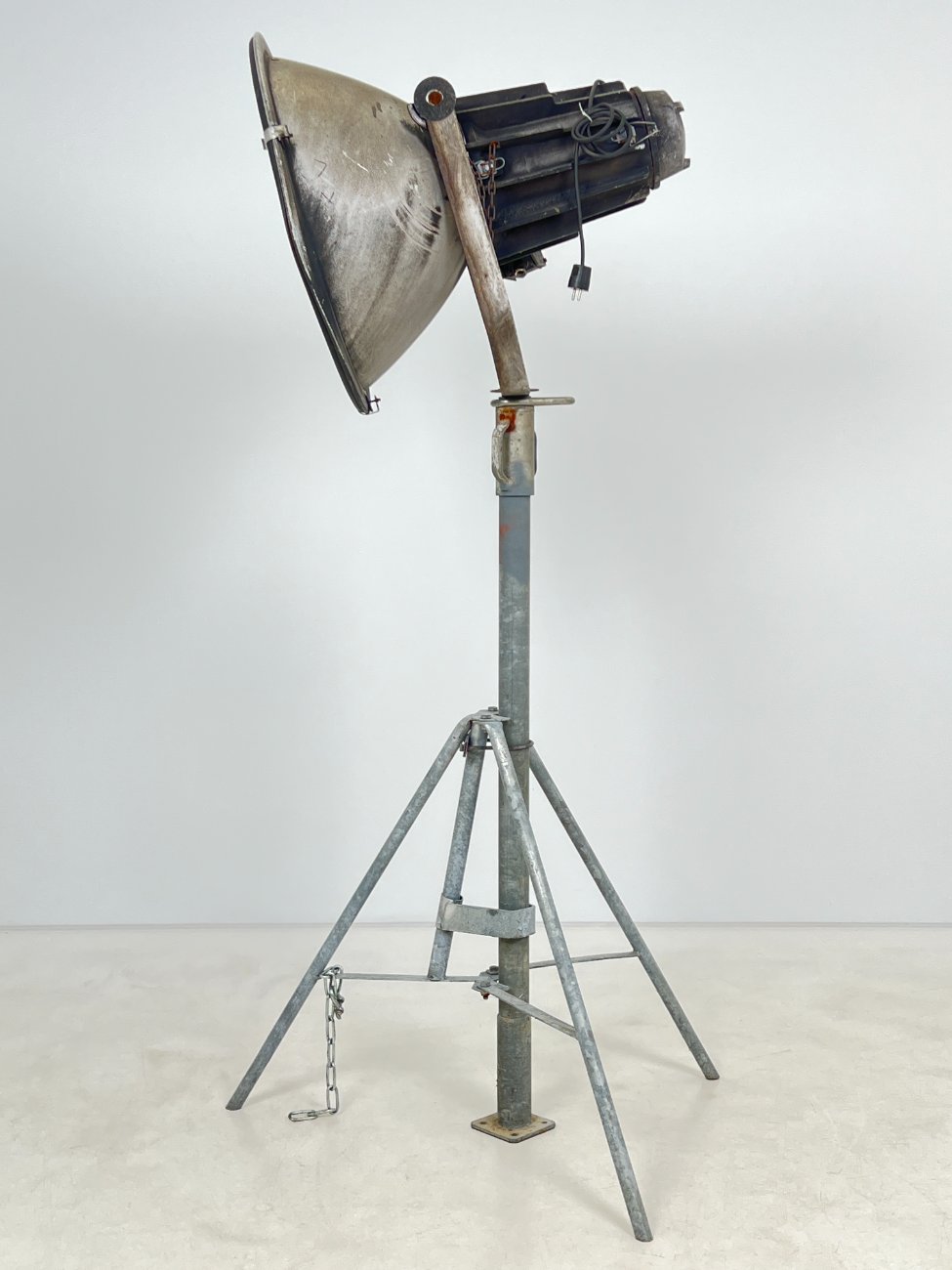 GG0012-pastatomi-sviestuvai-4 Pastatomas šviestuvas – prožektorius su trikoju stovu 84x100x194 cm