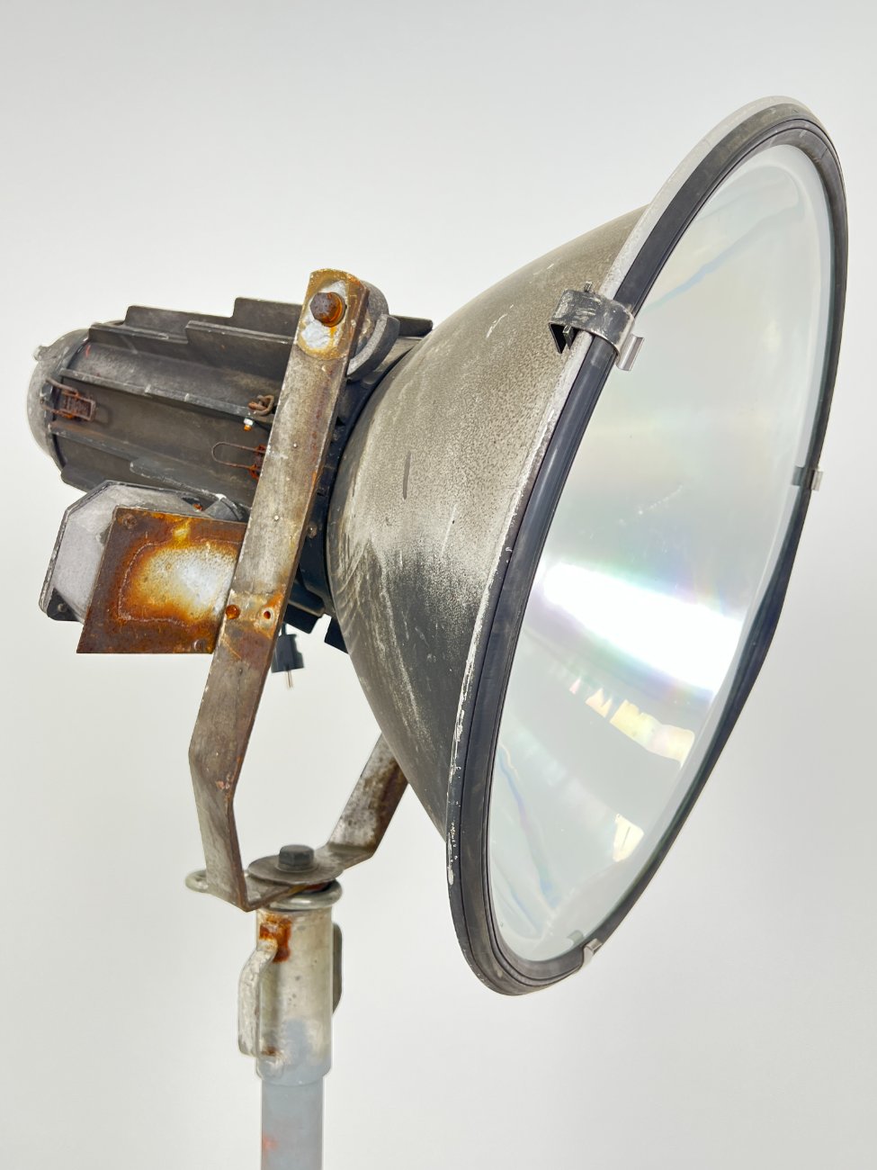 GG0012-pastatomi-sviestuvai-6 Pastatomas šviestuvas – prožektorius su trikoju stovu 84x100x194 cm