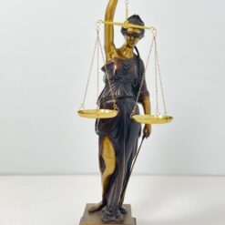 Bronzinė Temidės statula ant medinio postamento 31x27x84 cm