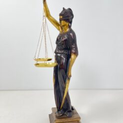 Bronzinė Temidės statula ant medinio postamento 31x27x84 cm