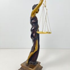 Bronzinė Temidės statula ant medinio postamento 31x27x84 cm