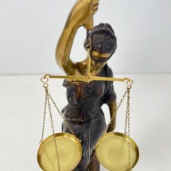 Bronzinė Temidės statula ant medinio postamento 31x27x84 cm