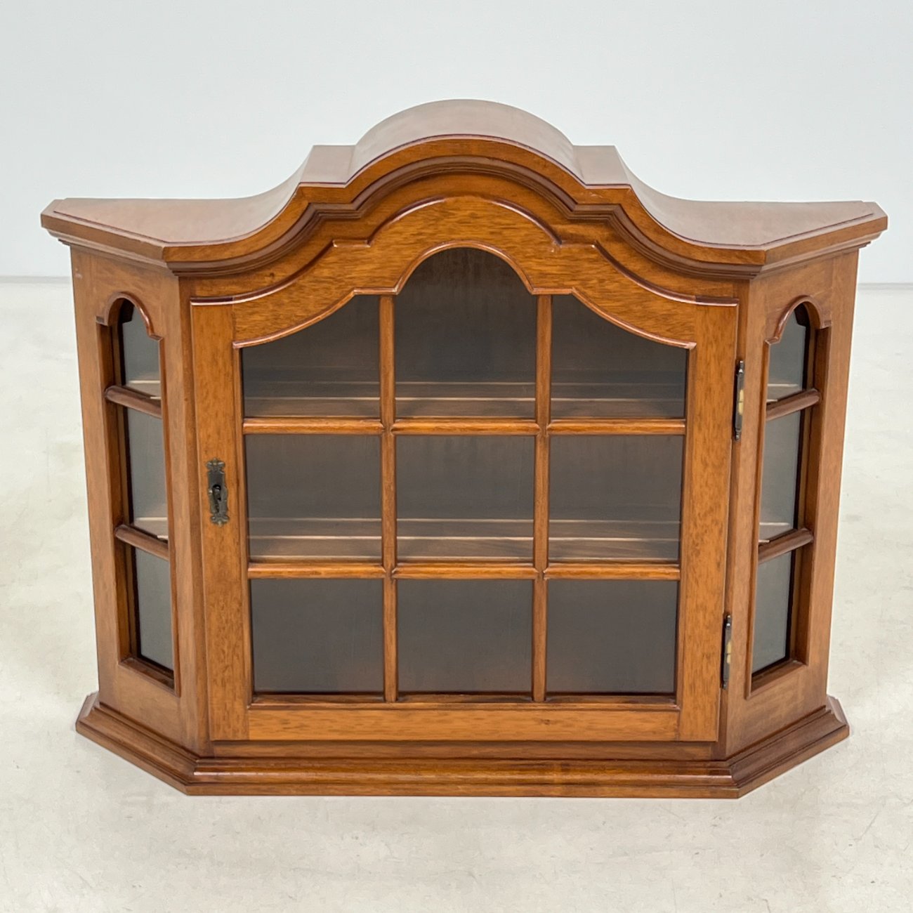 HB0029-spinteles-0 Ąžuolinė pakabinama spintelė su stiklu 20,5x81x65 cm