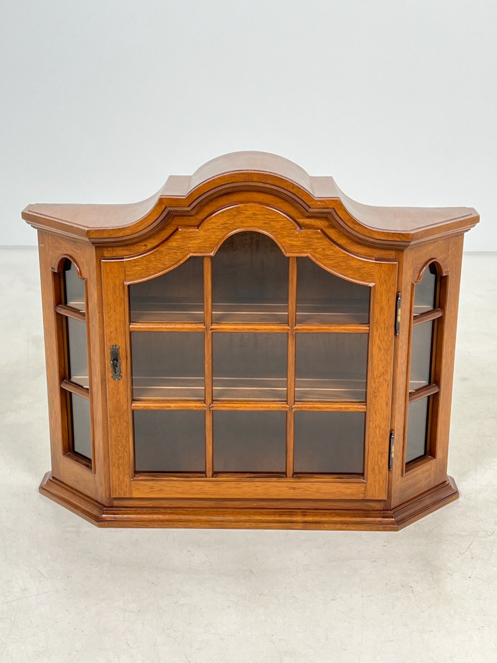 HB0029-spinteles-1 Ąžuolinė pakabinama spintelė su stiklu 20,5x81x65 cm