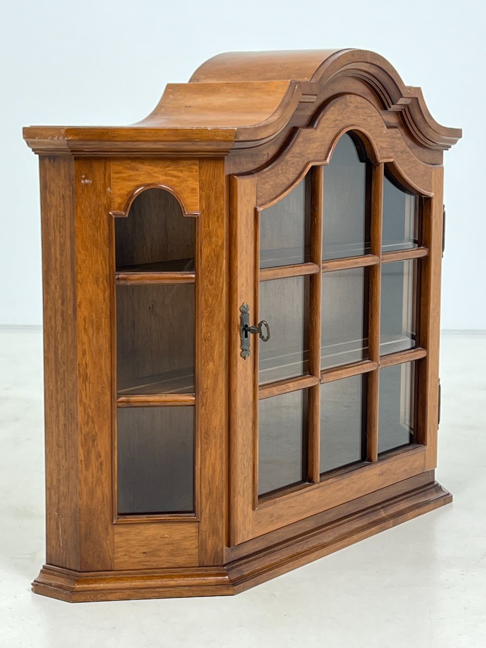 HB0029-spinteles-3 Ąžuolinė pakabinama spintelė su stiklu 20,5x81x65 cm