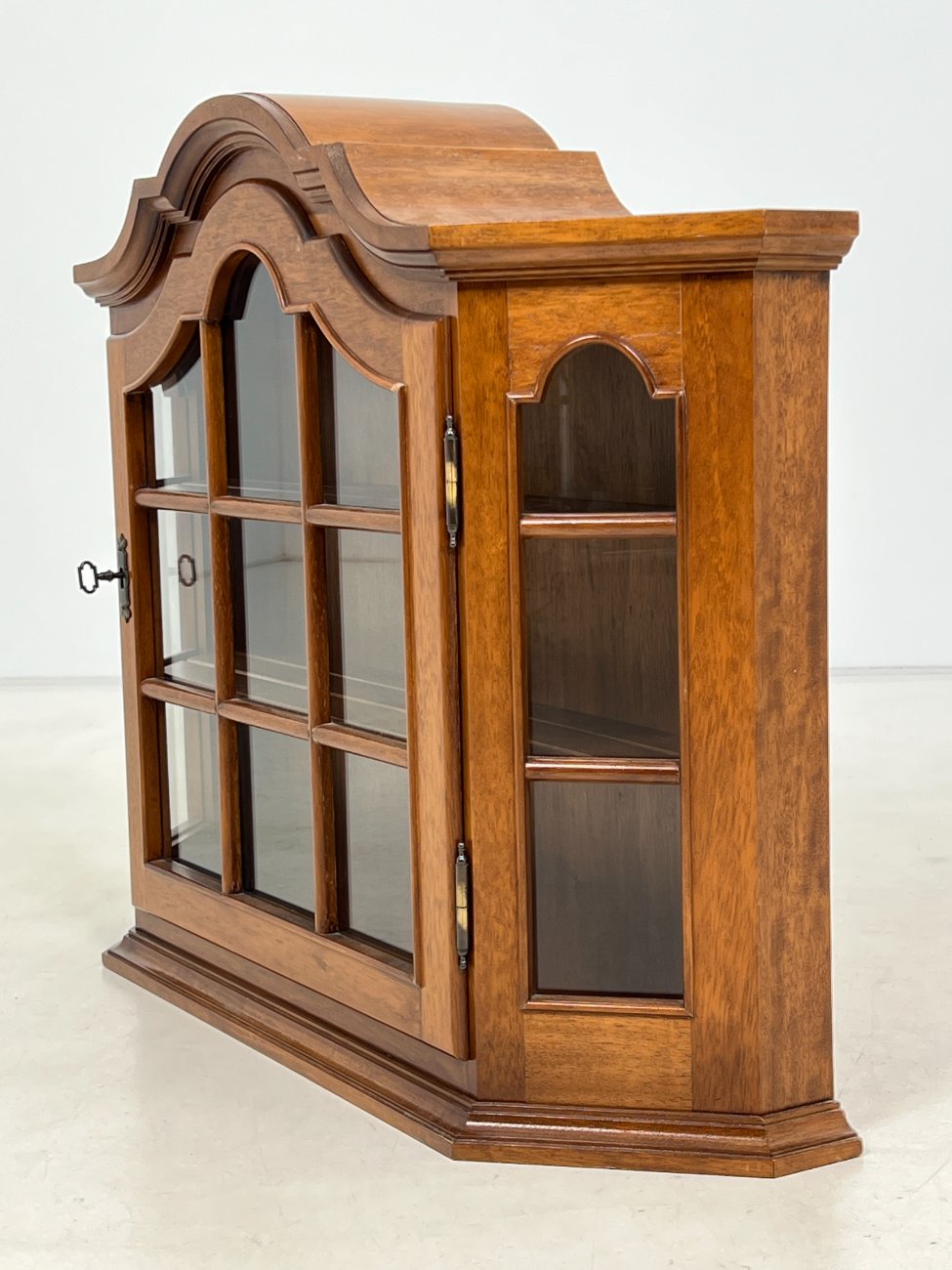 HB0029-spinteles-4 Ąžuolinė pakabinama spintelė su stiklu 20,5x81x65 cm