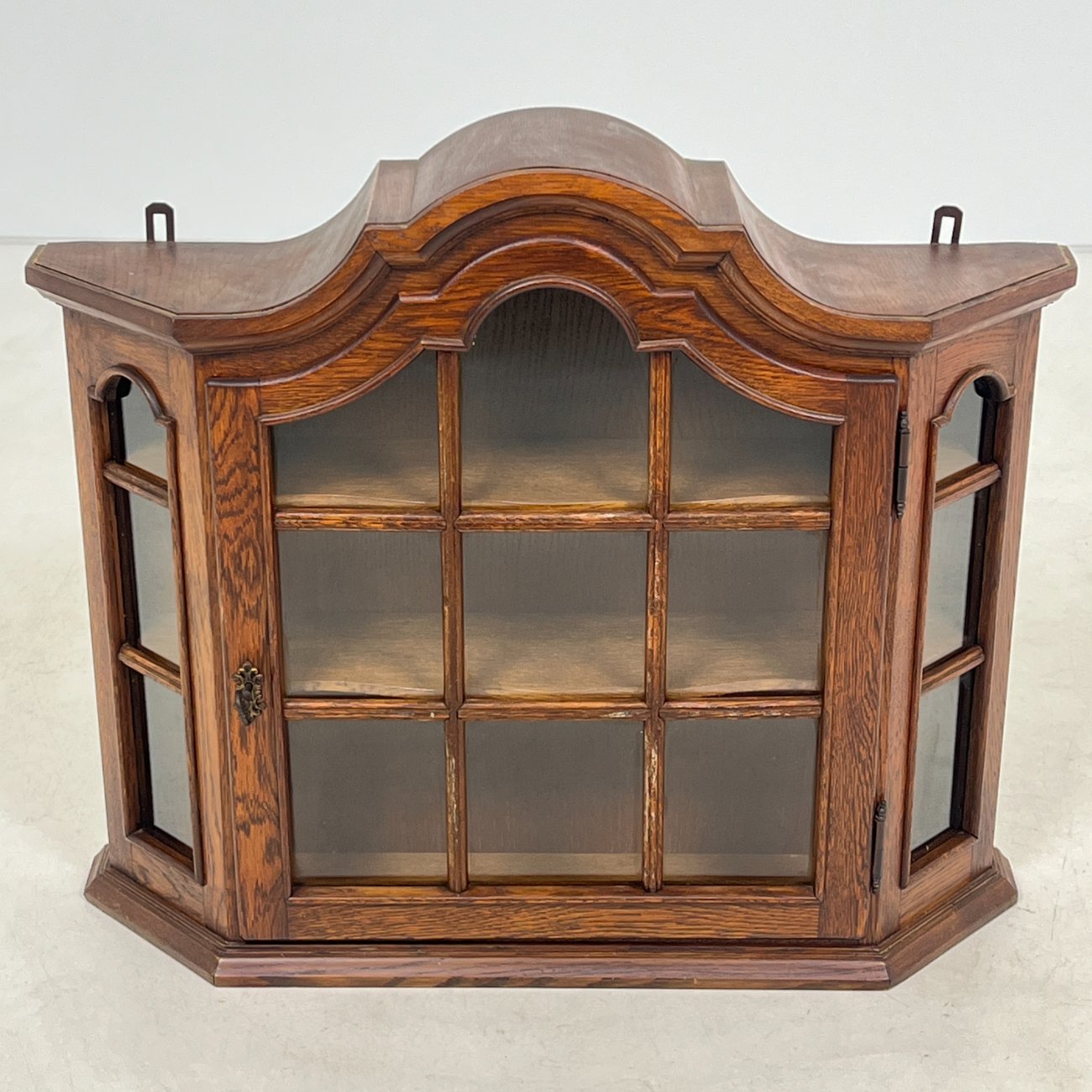 HB0030-spinteles-0 Ąžuolinė pakabinama spintelė su stiklu 19,5×78,5×65,5 cm