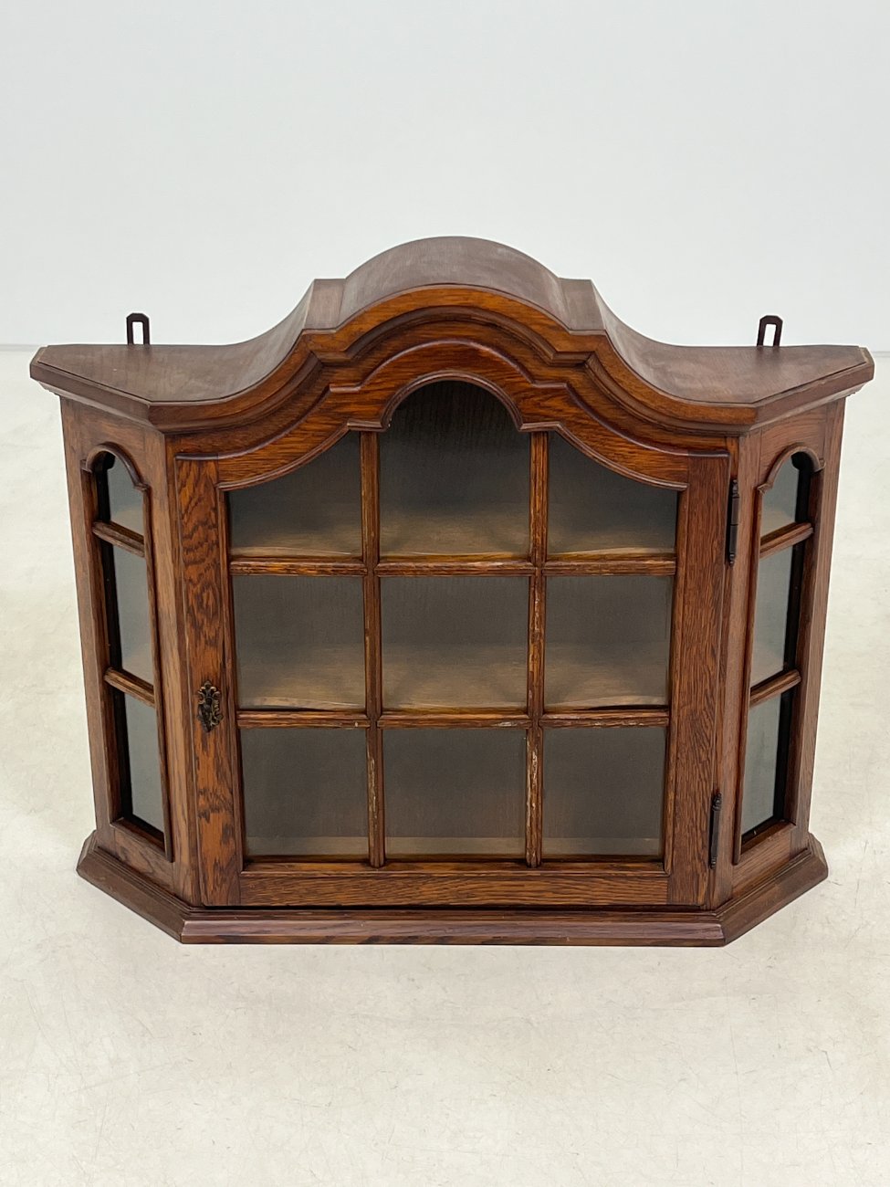 HB0030-spinteles-1 Ąžuolinė pakabinama spintelė su stiklu 19,5×78,5×65,5 cm