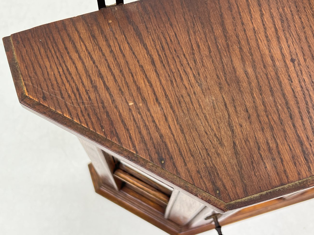 HB0030-spinteles-11 Ąžuolinė pakabinama spintelė su stiklu 19,5×78,5×65,5 cm