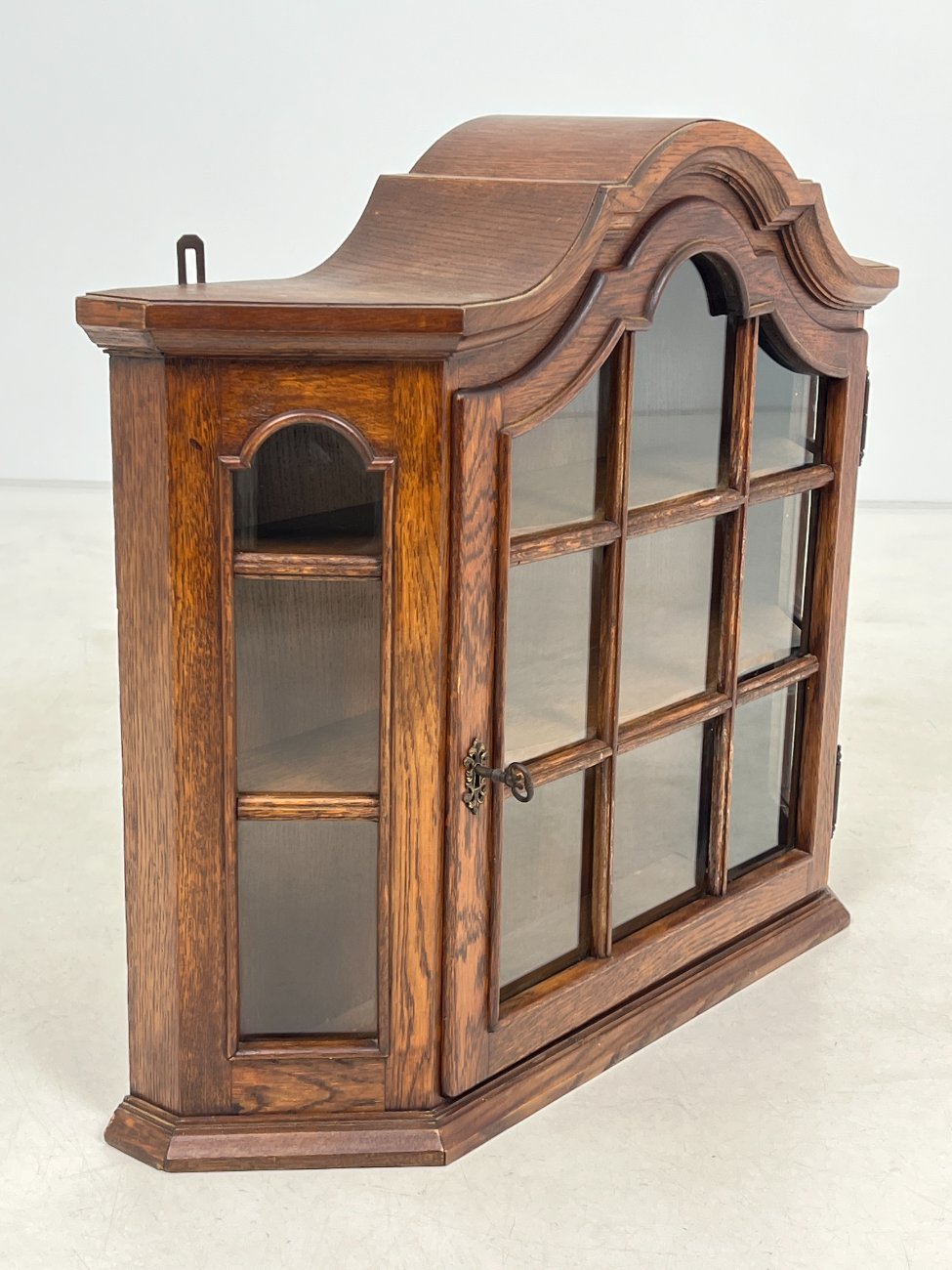 HB0030-spinteles-3 Ąžuolinė pakabinama spintelė su stiklu 19,5×78,5×65,5 cm