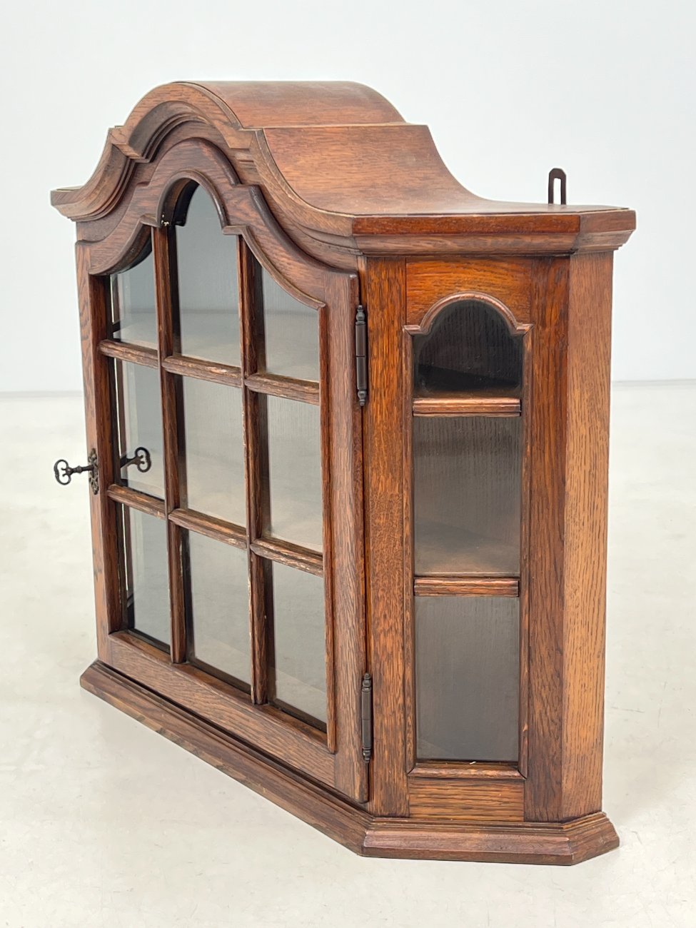 HB0030-spinteles-4 Ąžuolinė pakabinama spintelė su stiklu 19,5×78,5×65,5 cm