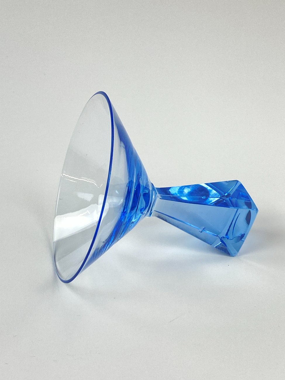 HB0035-stikliniai-indai-6 Trelleborgs Glasbruk mėlyno stiklo taurelė 50 ml 8,5×8,5×8,5 cm