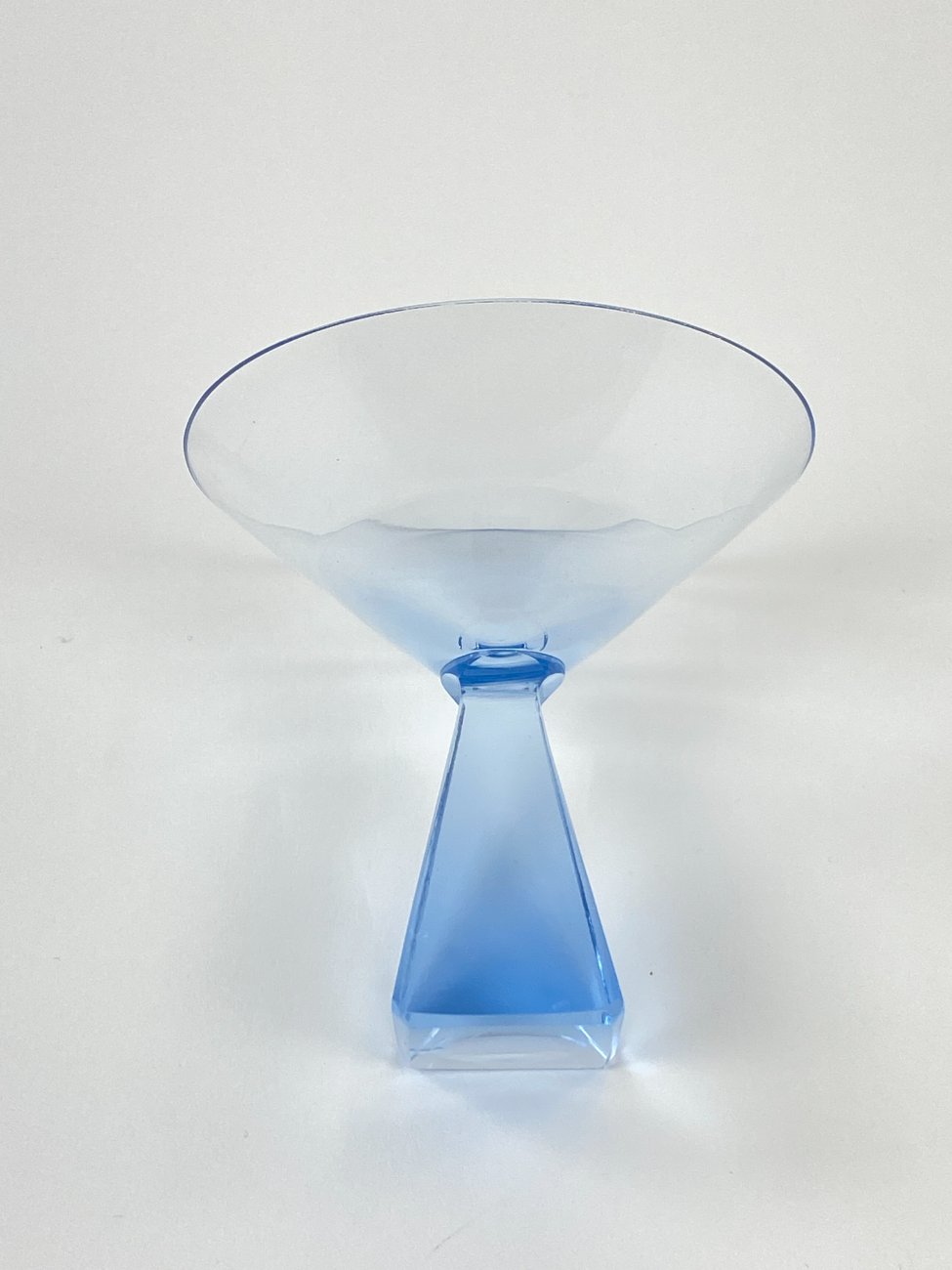 HB0035-stikliniai-indai-8 Trelleborgs Glasbruk mėlyno stiklo taurelė 50 ml 8,5×8,5×8,5 cm