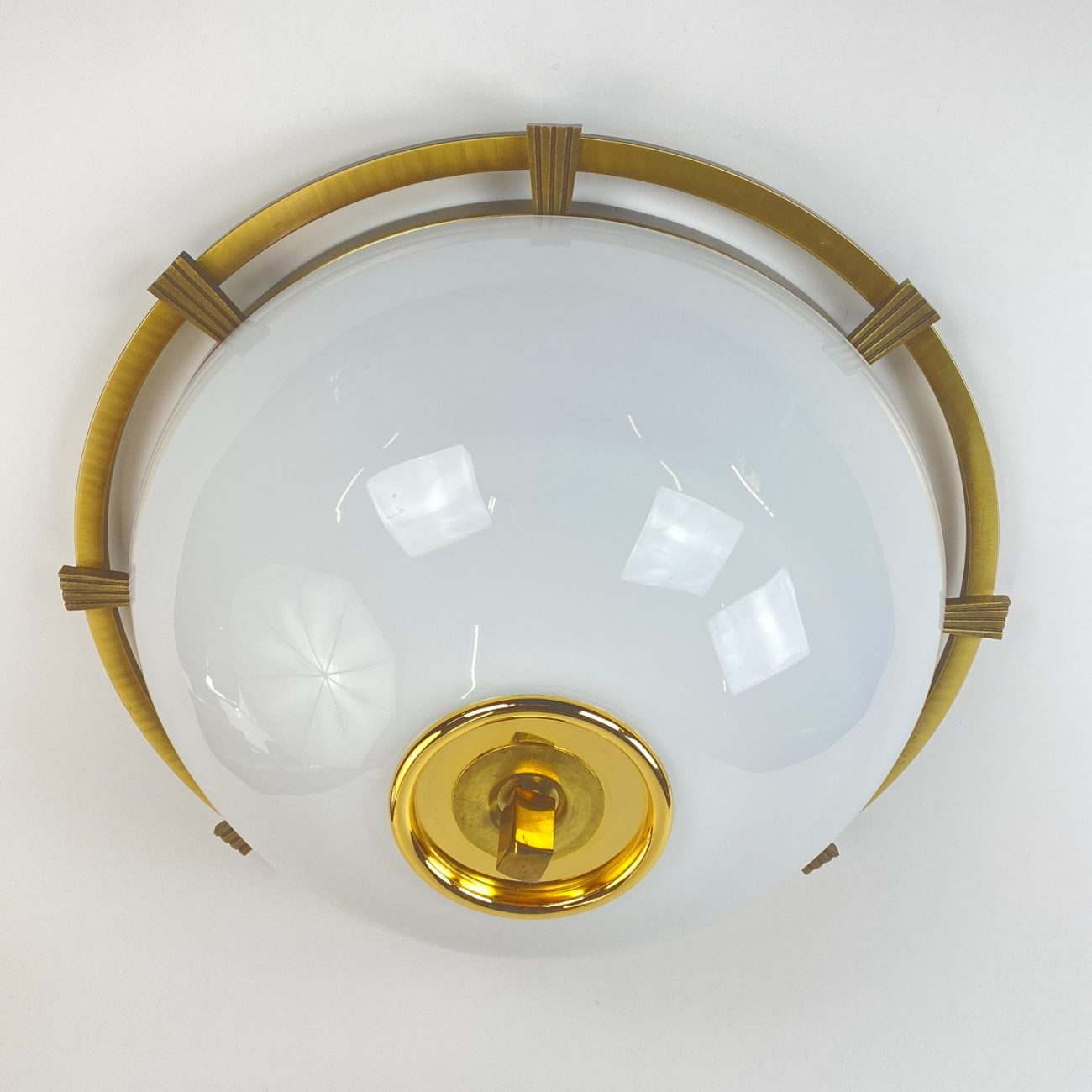 HB0043-pakabinami-sviestuvai-0 Žalvarinis kabinamas Fischer Leuchten šviestuvas stiklo gaubtu 54x54x24 cm