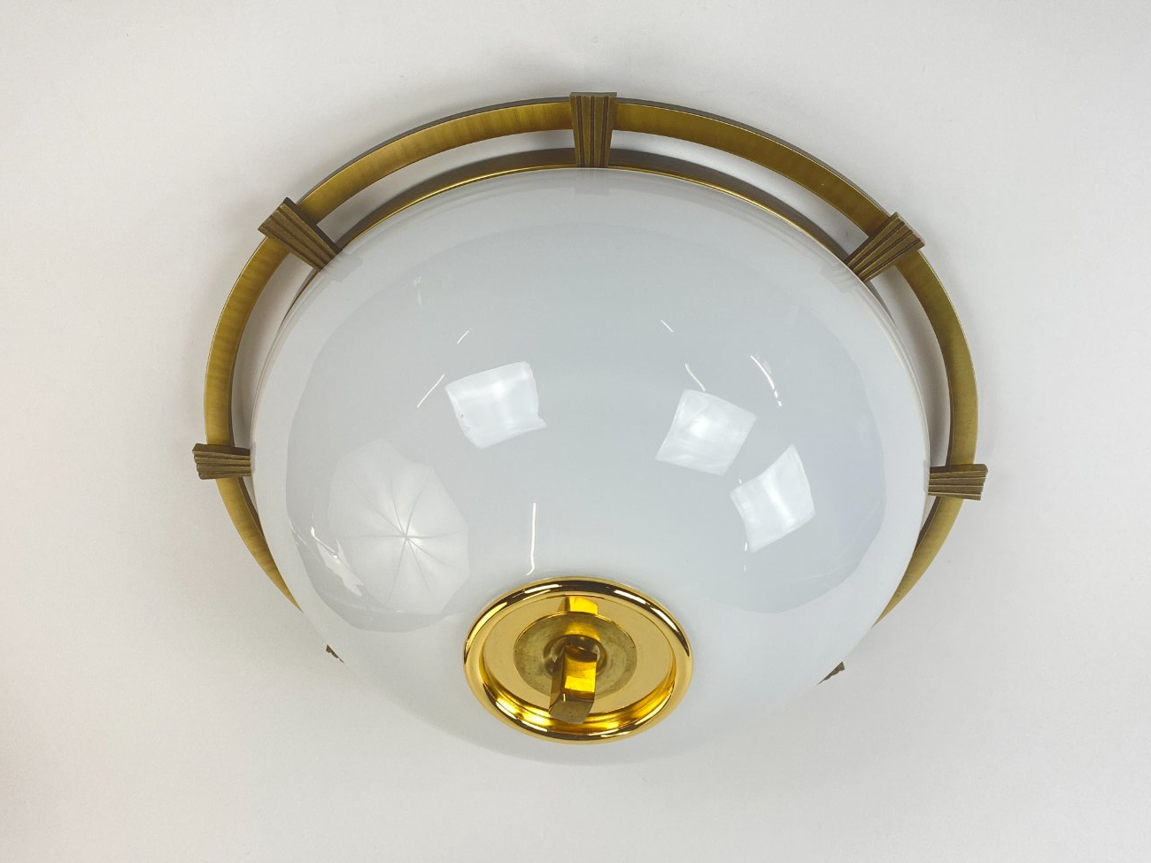 HB0043-pakabinami-sviestuvai-2 Žalvarinis kabinamas Fischer Leuchten šviestuvas stiklo gaubtu 54x54x24 cm