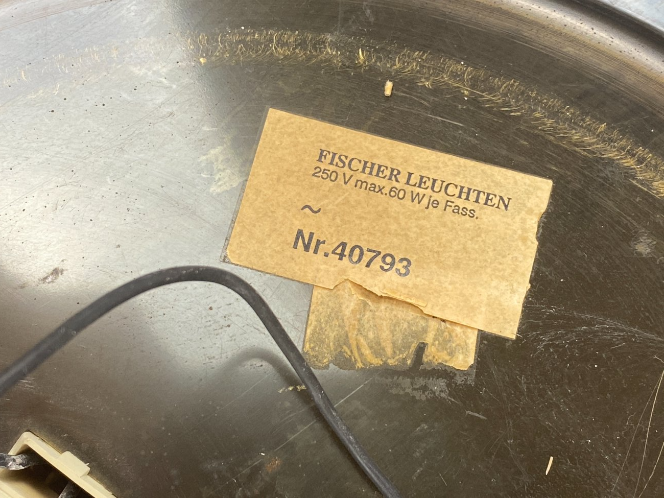 HB0043-pakabinami-sviestuvai-8 Žalvarinis kabinamas Fischer Leuchten šviestuvas stiklo gaubtu 54x54x24 cm