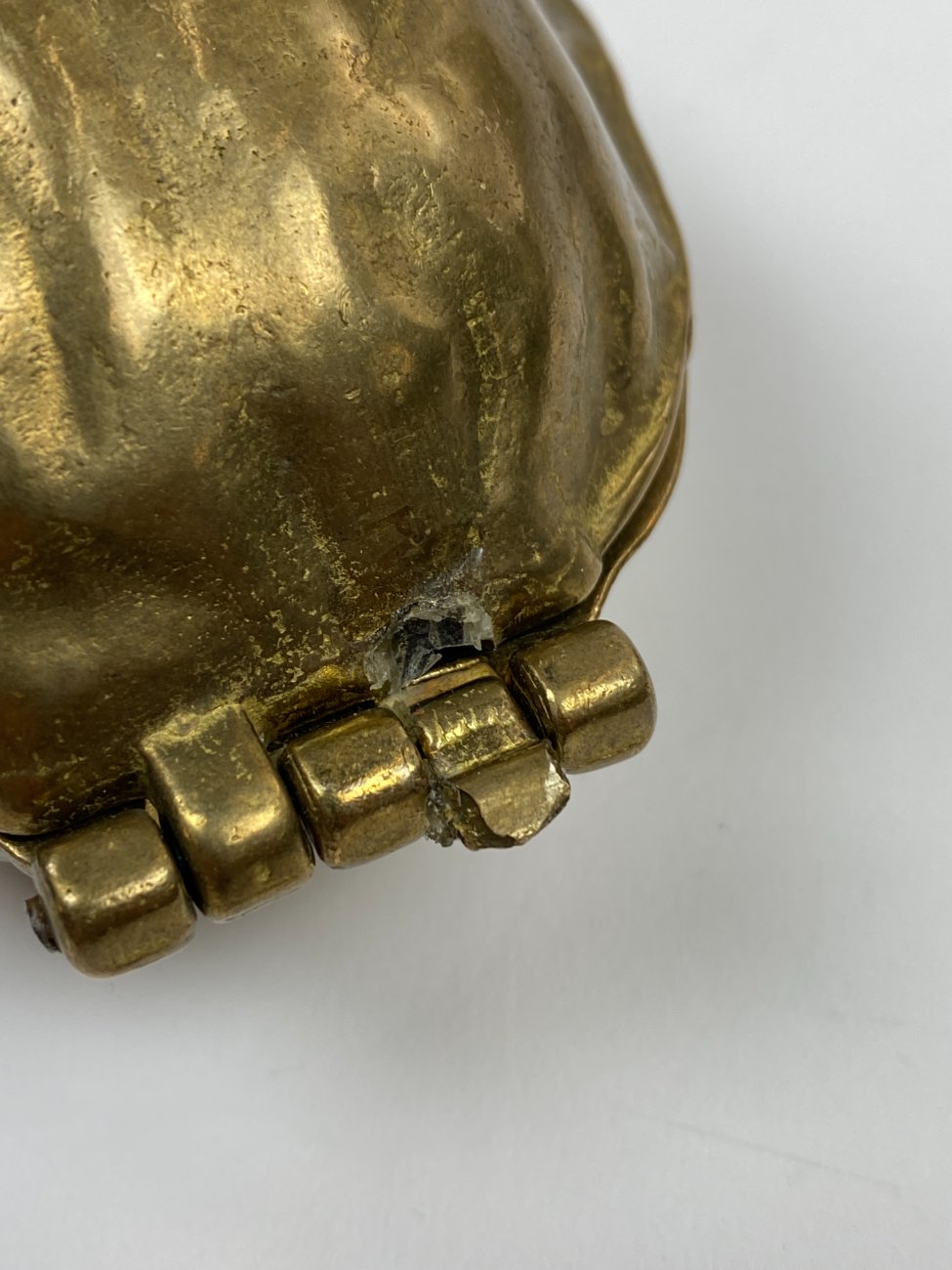 HB0045-irankiai-prietaisai-14 Žalvarinė riešutų gliaudyklė “Graikinis riešutas” 13x9x6,5 cm