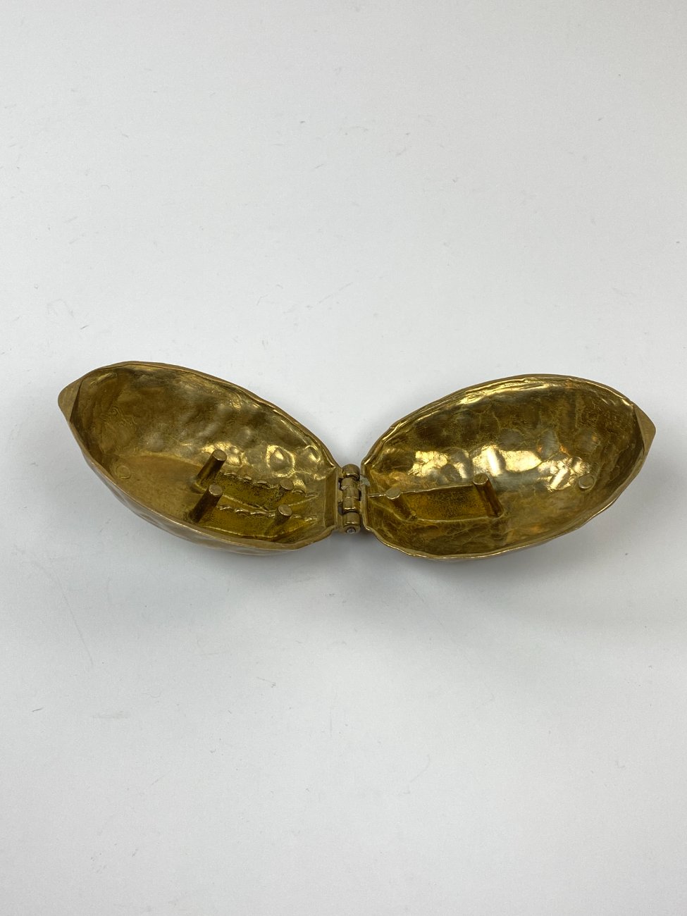 HB0045-irankiai-prietaisai-8 Žalvarinė riešutų gliaudyklė “Graikinis riešutas” 13x9x6,5 cm