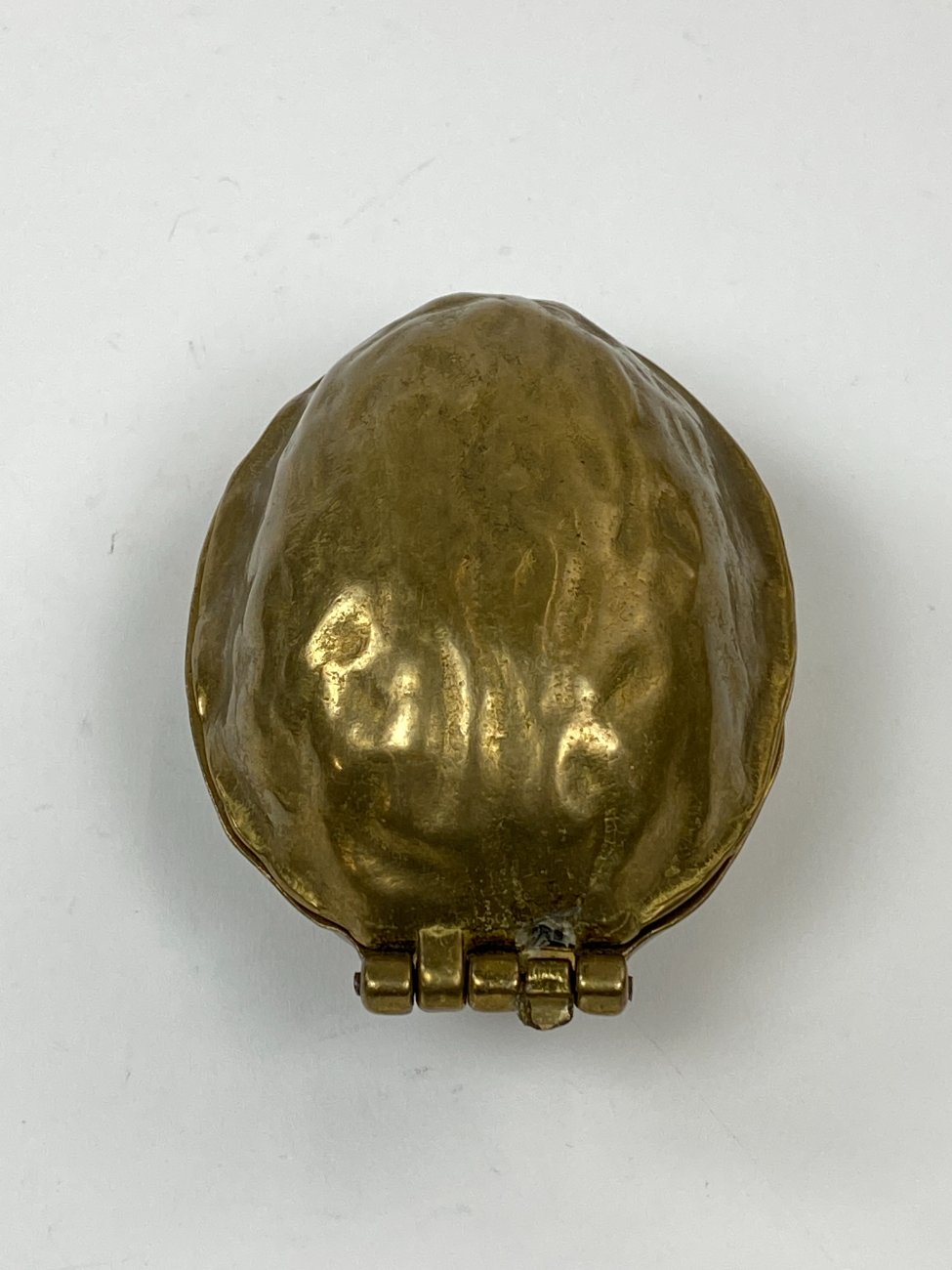 HB0045-irankiai-prietaisai-9 Žalvarinė riešutų gliaudyklė “Graikinis riešutas” 13x9x6,5 cm