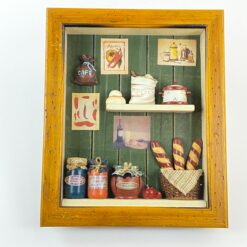 Paveiksliukas su maisto produktų miniatiūromis sendintame rėme 6x27,5x33 cm