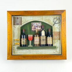 Paveiksliukas su vyno butelių miniatiūromis sendintame rėme 6x33x27,5 cm