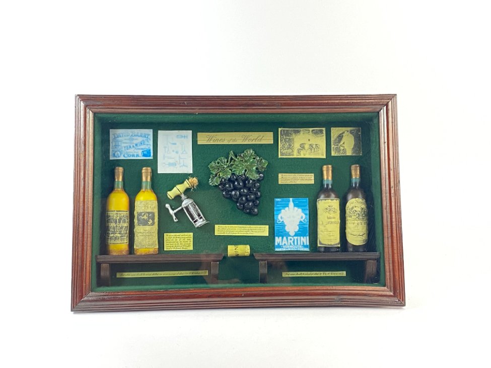 HB0054-kitos-tematikos-paveikslai-2 Paveiksliukas su miniatiūromis “Wines of the world” 9×52,5×34,5 cm