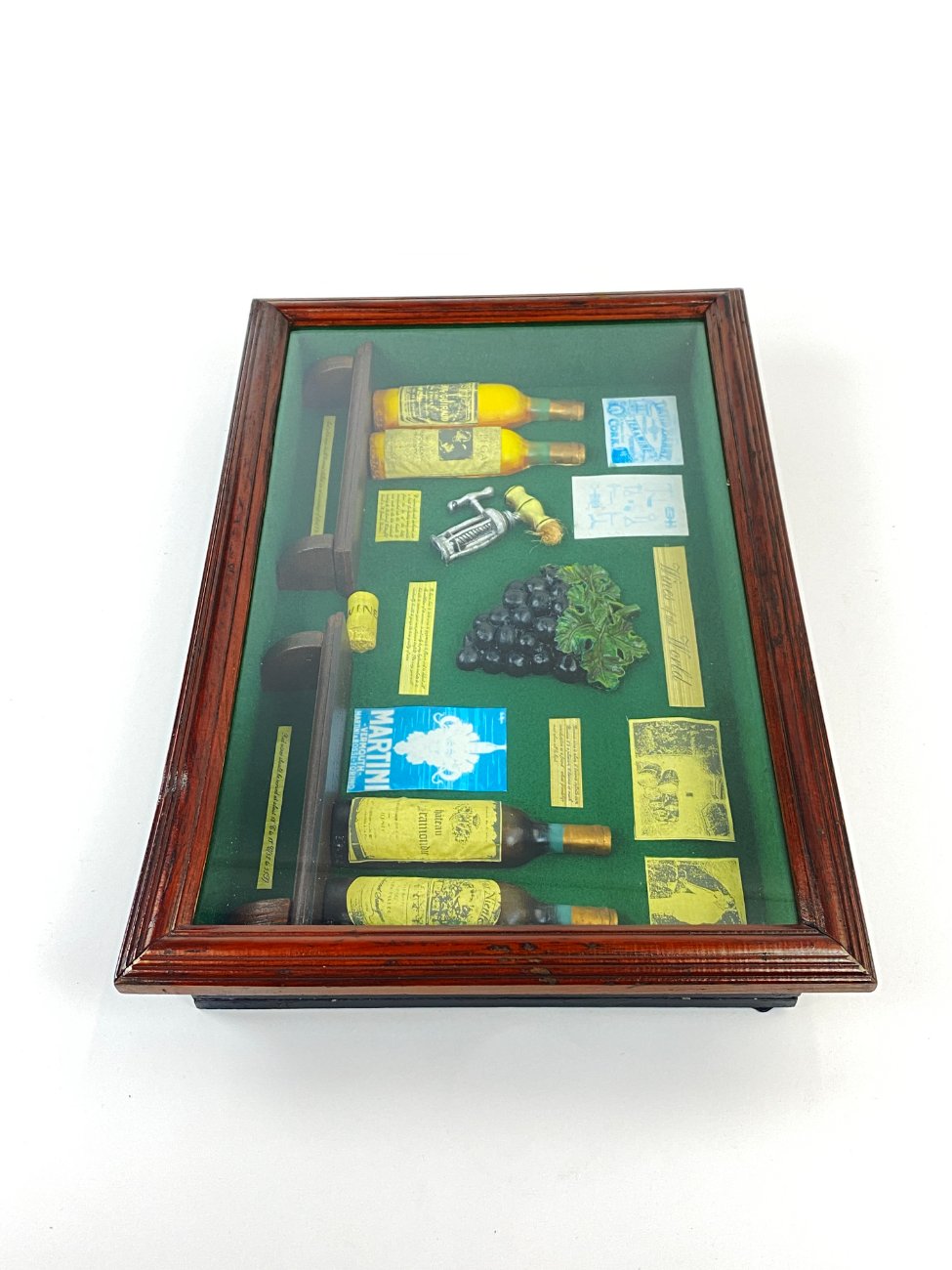 HB0054-kitos-tematikos-paveikslai-3 Paveiksliukas su miniatiūromis “Wines of the world” 9×52,5×34,5 cm