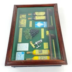 Paveiksliukas su miniatiūromis “Wines of the world” 9×52,5×34,5 cm