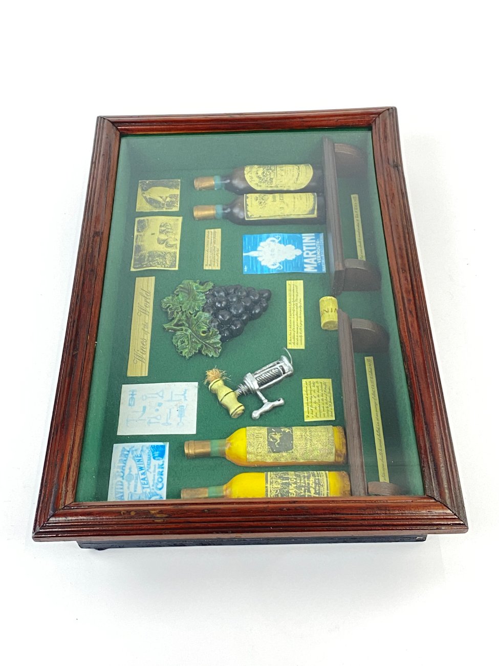 HB0054-kitos-tematikos-paveikslai-4 Paveiksliukas su miniatiūromis “Wines of the world” 9×52,5×34,5 cm