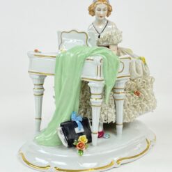 Porcelianinė “Unterweißbach” grojančios moters statula 20x14x21 cm