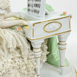 Porcelianinė “Unterweißbach” grojančios moters statula 20x14x21 cm