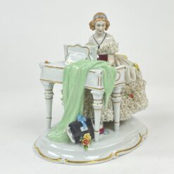 Porcelianinė “Unterweißbach” grojančios moters statula 20x14x21 cm