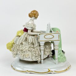 Porcelianinė “Unterweißbach” grojančios moters statula 20x14x21 cm