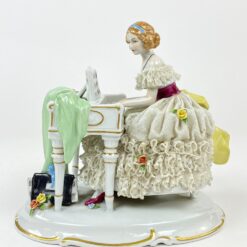 Porcelianinė “Unterweißbach” grojančios moters statula 20x14x21 cm