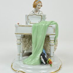 Porcelianinė “Unterweißbach” grojančios moters statula 20x14x21 cm
