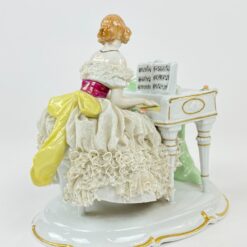 Porcelianinė “Unterweißbach” grojančios moters statula 20x14x21 cm