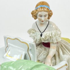 Porcelianinė “Unterweißbach” grojančios moters statula 20x14x21 cm